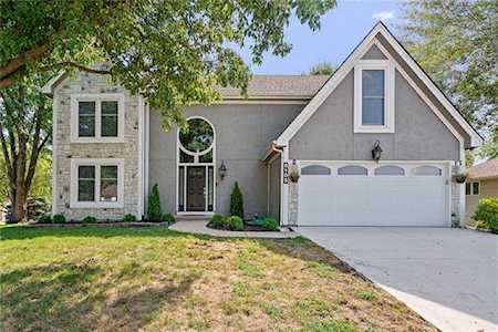 6105 N Mersington Ave Gladstone, MO 64119