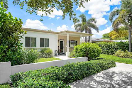 1009 S Palmway Lake Worth Beach, FL 33460