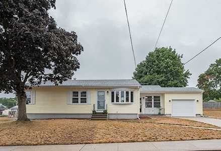 39 Lakeview St Blackstone, MA 01504