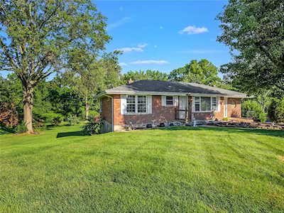 900 Meadow Acres Ln St Louis, MO 63125