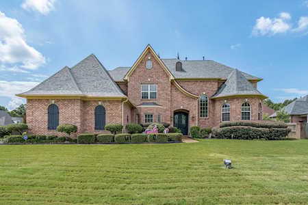 9165 N Forest Island Dr Collierville, TN 38017