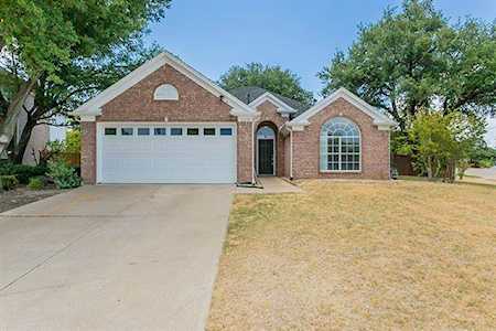 305 Winston Court Euless, TX 76039