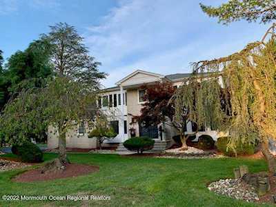 7 Logan Ln Manalapan, NJ 07726
