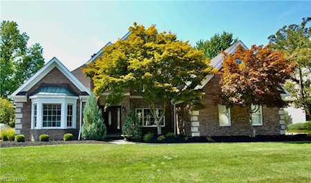 2898 Forest Lake Dr Westlake, OH 44145
