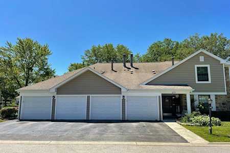 277 Stonehill Ln #D2 Schaumburg, IL 60193
