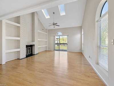 489 E Lake Circle Chesapeake, VA 23322