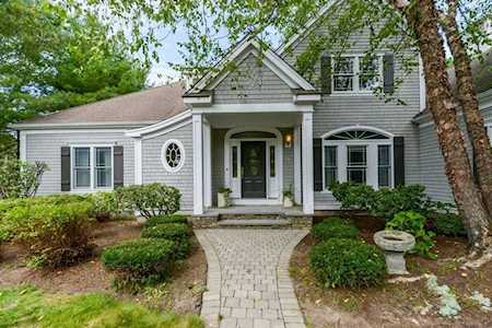 19 Highwood Ln Falmouth, MA 02536