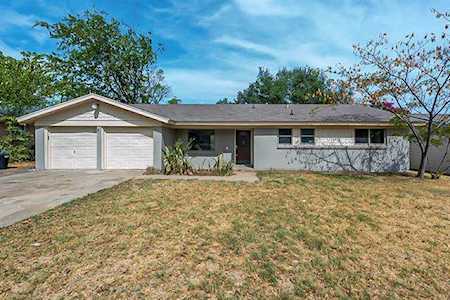 812 Mccurry Avenue Bedford, TX 76022