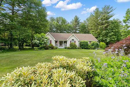 13 Burgess Dr Litchfield, NH 03052