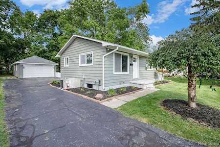 916 Mcpherson St Howell, MI 48843
