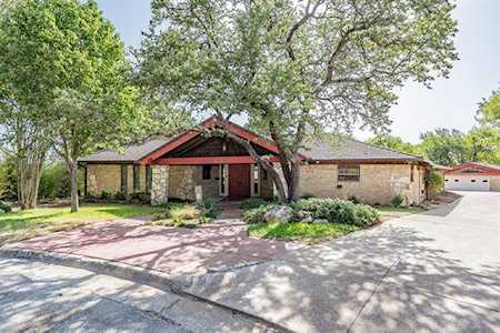 5913 Diamond Oaks Court Haltom City, TX 76117