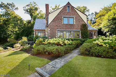 16 Woodcliff Dr Madison Boro, NJ 07940