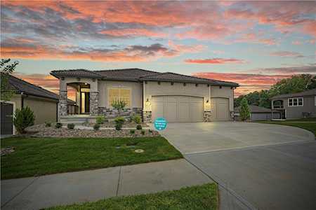2113 NW Ashurst Dr Lees Summit, MO 64081
