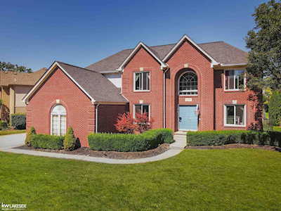 19295 Lamplighter Macomb, MI 48044