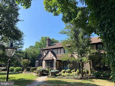 712 Maple Leaf Ln Moorestown, NJ 08057