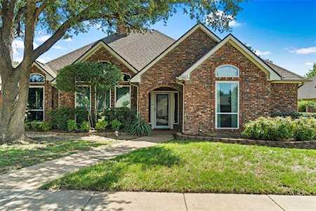 2517 Fox Glenn Circle Bedford, TX 76021