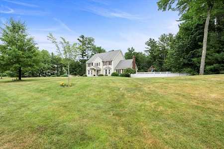 18 Bunker Hill Dr Londonderry, NH 03053