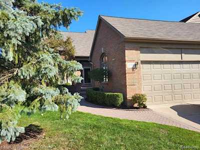 2755 Marissa Shelby Twp, MI 48316