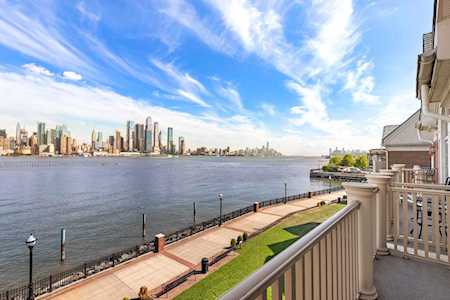 17 Regency Pl #17 Weehawken, NJ 07086