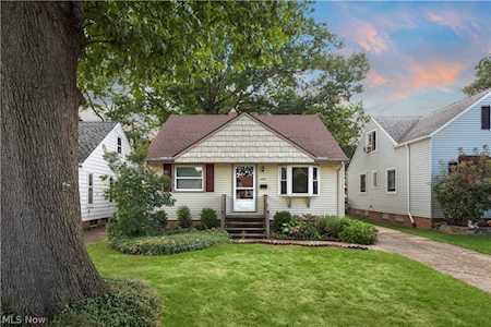 453 Huntmere Dr Bay Village, OH 44140