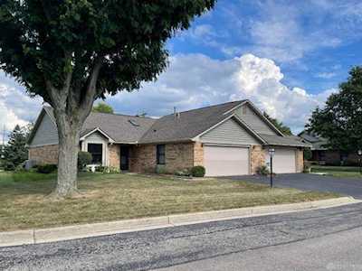 557 Raintree Place Englewood, OH 45322