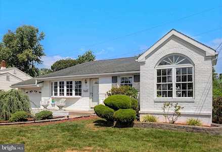 33 Rockville Dr Bellmawr, NJ 08031