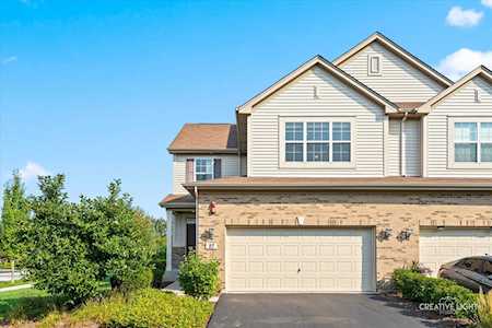 27 Oak Creek Ct North Aurora, IL 60542