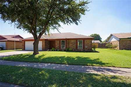 405 Greenway Drive Saginaw, TX 76179