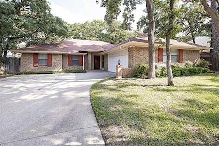 2813 Woodpath Lane Bedford, TX 76021