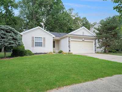 3309 Hilltop Dr Holly Vlg, MI 48442