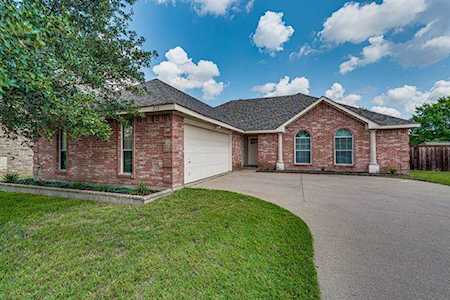 210 Cobblestone Circle Red Oak, TX 75154