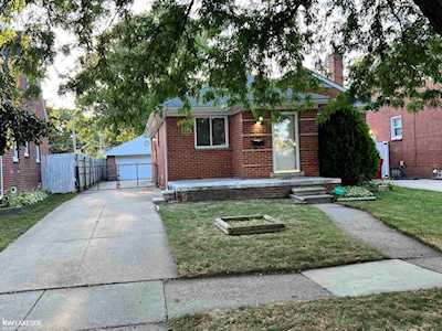 23025 Oakwood Eastpointe, MI 48021