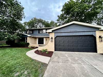 712 E Crabtree Dr Arlington Heights, IL 60004