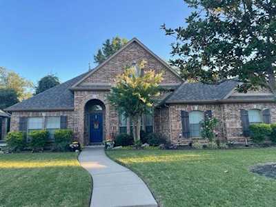 709 Trails End Circle Hurst, TX 76054