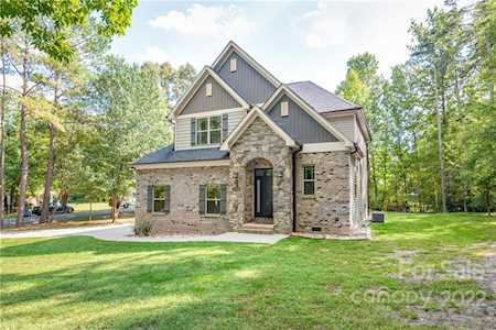 2200 Lakeview Circle Matthews, NC 28105