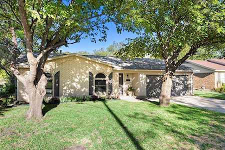 812 Thompson Drive Saginaw, TX 76179