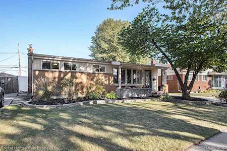 32010 Heathwood Saint Clair Shores, MI 48082