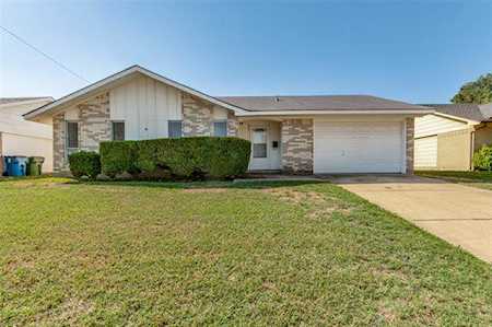 624 Sweetbriar Drive Lewisville, TX 75067