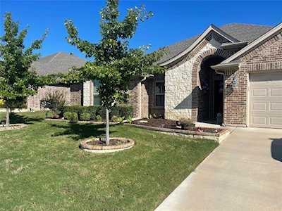 632 Creek Point Drive Saginaw, TX 76179