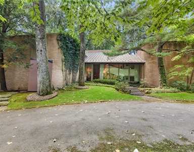 33 Aylesbury Road Worcester, MA 01609
