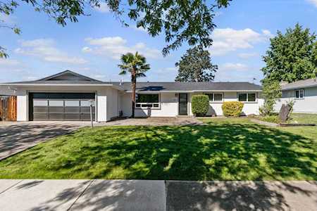 1809 Alcan Dr Medford, OR 97504