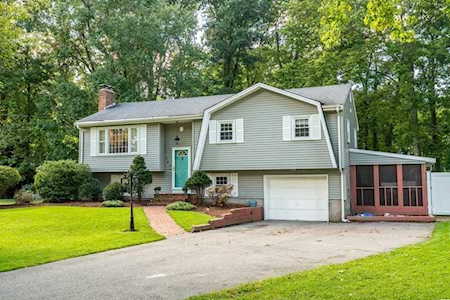 107 Oak Crest Dr North Attleboro, MA 02760