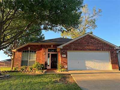 401 E Whitener Road Euless, TX 76040