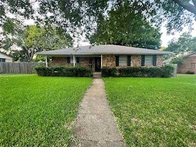 225 Bailey Drive Desoto, TX 75115