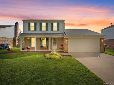 350 Larchmont Dr Westland, MI 48185