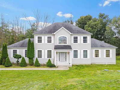 81 Summerfield Dr Mount Bethel, PA 18343