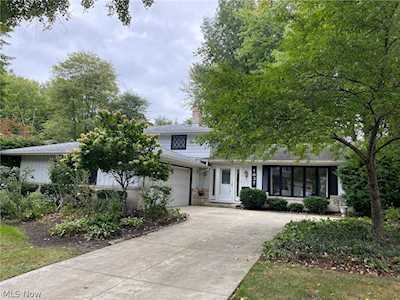 1637 Mendelssohn Dr Westlake, OH 44145