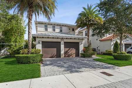 10523 NW 70th Ln Doral, FL 33178