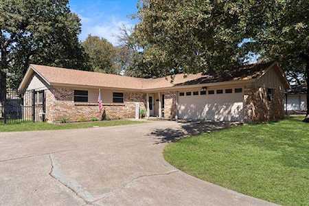 904 Oakwood Drive Euless, TX 76040