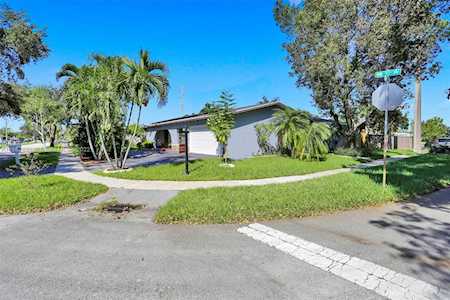 731 NW 92nd Ave Pembroke Pines, FL 33024